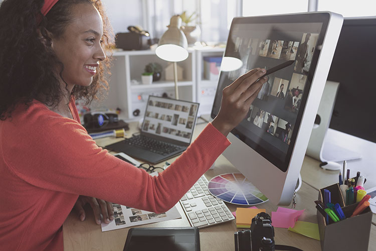 chica diseñadora gráfica seleccionando fotografía