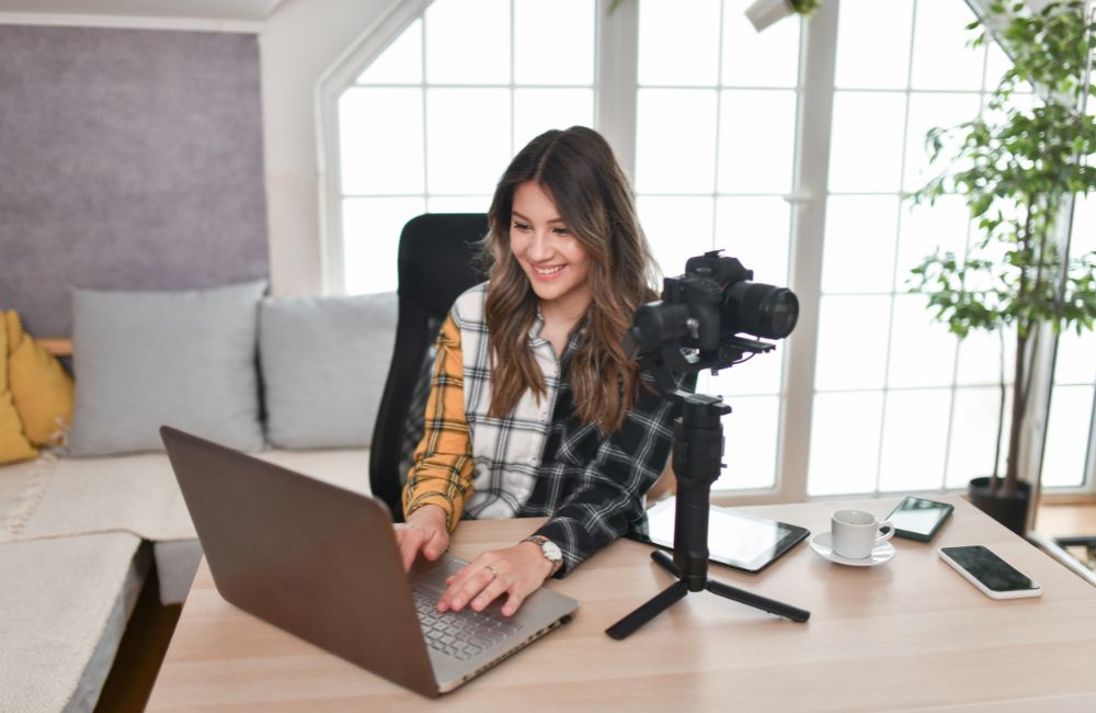chica trabajando en edición de video